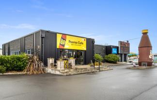 Paeroa's corner performer