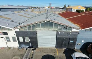 Great Sized Warehouse, Dual Roller Doors
