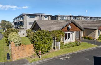 14/262 Centreway Road, Orewa