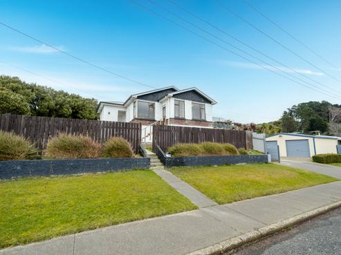 34 Theodore Street, Bluff