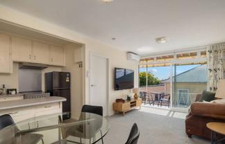2/219 Onewa Road, Birkenhead