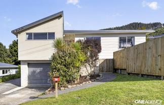 71 Larsen Crescent, Tawa