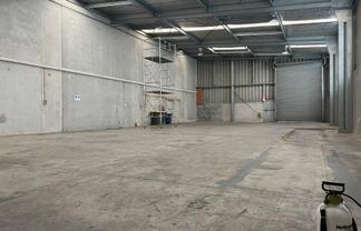 WAREHOUSE WITH DRIVE-THROUGH ACCESS
