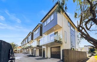 37 Erima Avenue, Point England