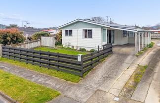 1/3 Omaha Grove, Totara Park
