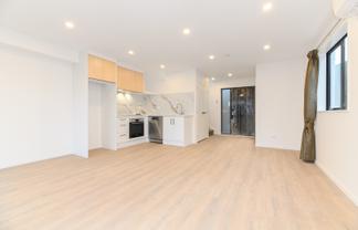 8/60 Triangle Road, Massey