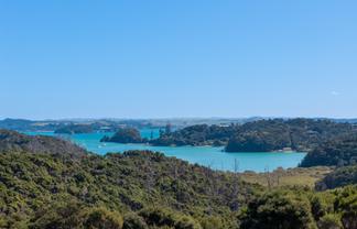 Aucks Road, Russell