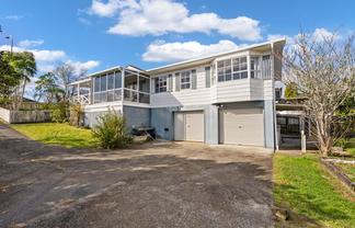 100 Alcoba Street, Kamo