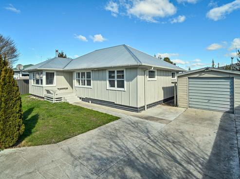 702E Park Road South, Akina