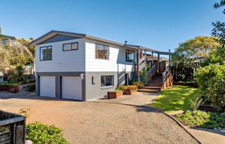 6 The Glebe, Coastlands