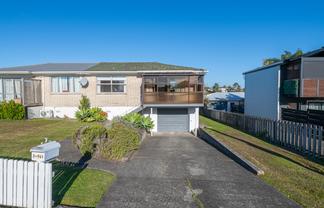 2/941 Whangaparaoa Road, Manly