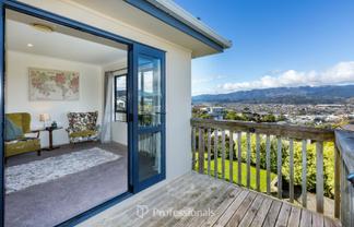 28 Kirton Drive, Riverstone Terraces