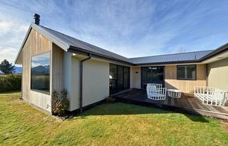 8 Tahi Street, Albert Town