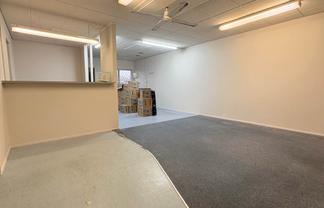 130M³ RETAIL/OFFICE FOR LEASE
