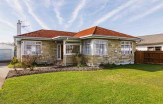 812 Lyell Street, Akina