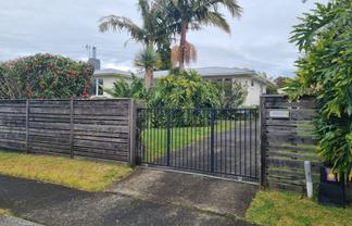 10 Bristol Avenue, Brookfield