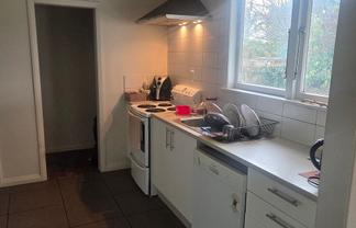 1001 Wall Road, Raureka