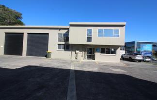 Tidy office/warehouse offered for lease
