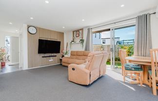 2/10 Mila Paige Close, Glenview