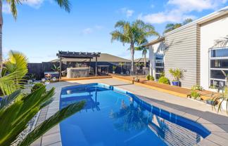8 Waterside Drive, Pyes Pa