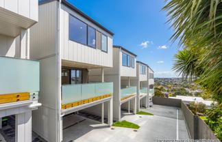 2/589A East Coast Road, Browns Bay