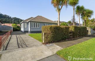 1306 High Street, Taita