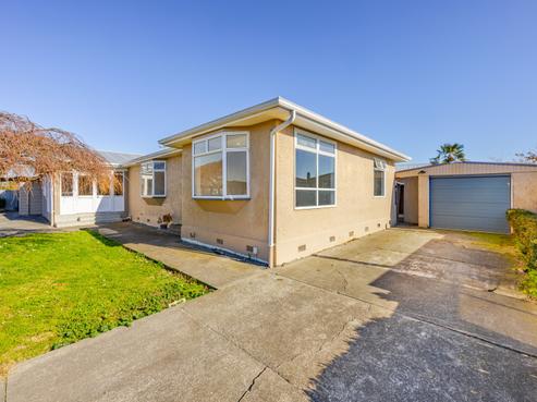 805 Park Road South, Akina