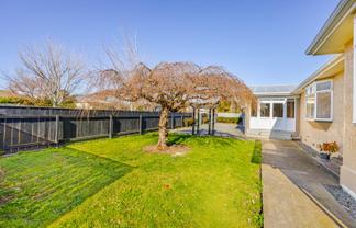 805 Park Road South, Akina
