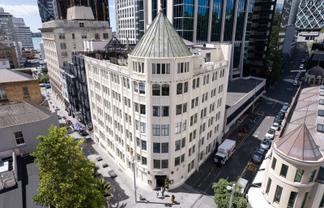 Iconic full-floor character office