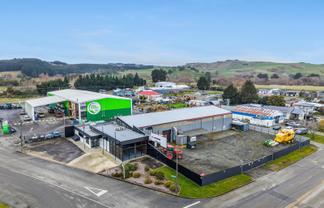 Industrial yard, shed, showroom with great profile