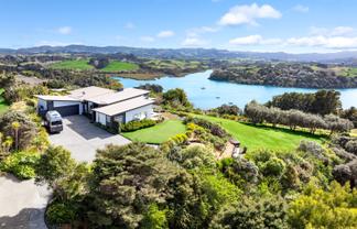 37 Brick Bay Drive, Sandspit