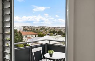 10/2 Western Springs Road, Kingsland