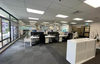 CORNER MOUNT EDEN OFFICE WITH PROFILE
