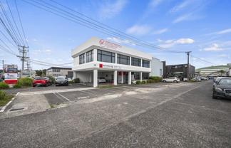 Wairau Road front 81sqm office