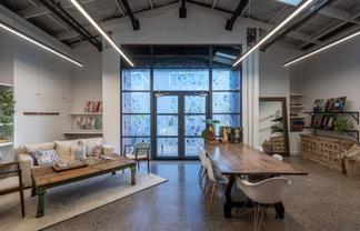 CONTEMPORARY CHARACTER - MOVE IN AND PRESS GO
