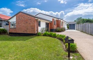 7 Pinewood Grove, Botany Downs