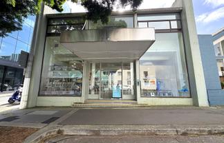 High profile Newmarket showroom/retail