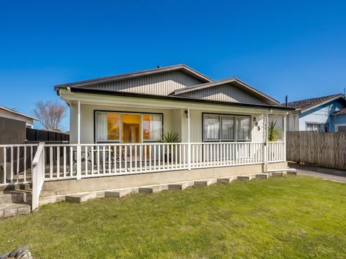 905 Ferguson Street, Akina