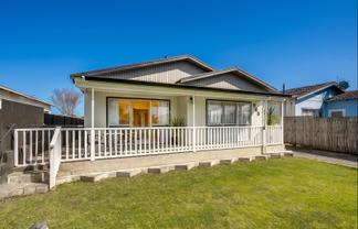 905 Ferguson Street, Akina