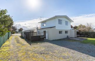 196 High Street North, Carterton