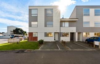 2/2 Stone Street, Miramar