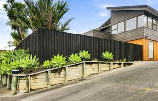 15 Surf Road, Stanmore Bay