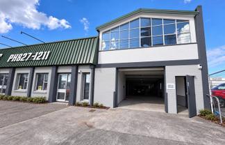 Retail, Showroom or Live/Work - it has it all!