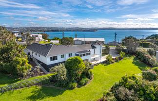 1/4 Roberts Road, Matakatia