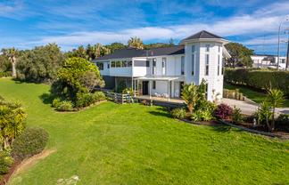 1/4 Roberts Road, Matakatia