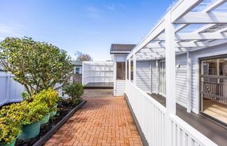1042 Great North Road, Point Chevalier