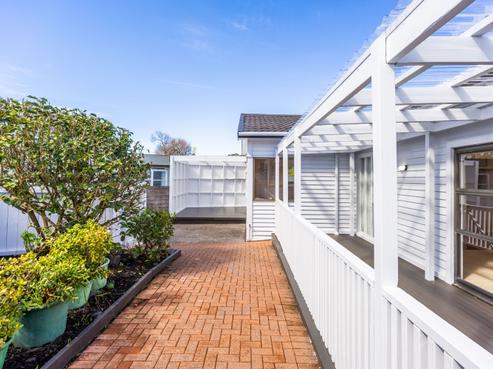 1042 Great North Road, Point Chevalier