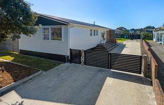 4 Robert McKeen Street, Otaki Beach