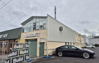 High-profile warehouse, office and showroom
