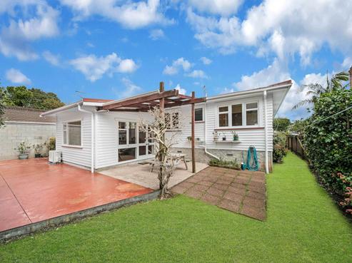16 Huntingtree Avenue, Sandringham